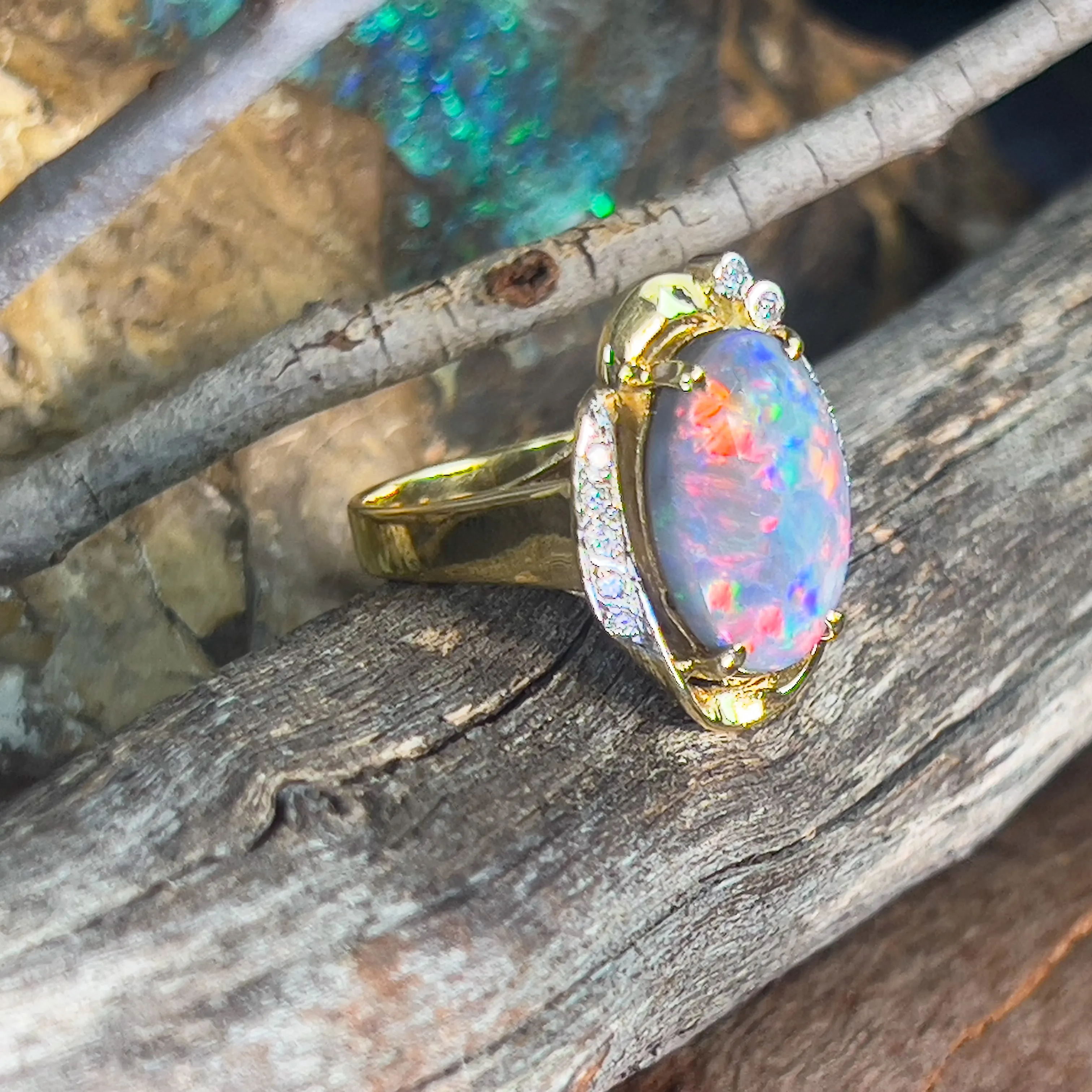 18kt Yellow Gold Black Opal Red flashes 4.86ct and diamond ring