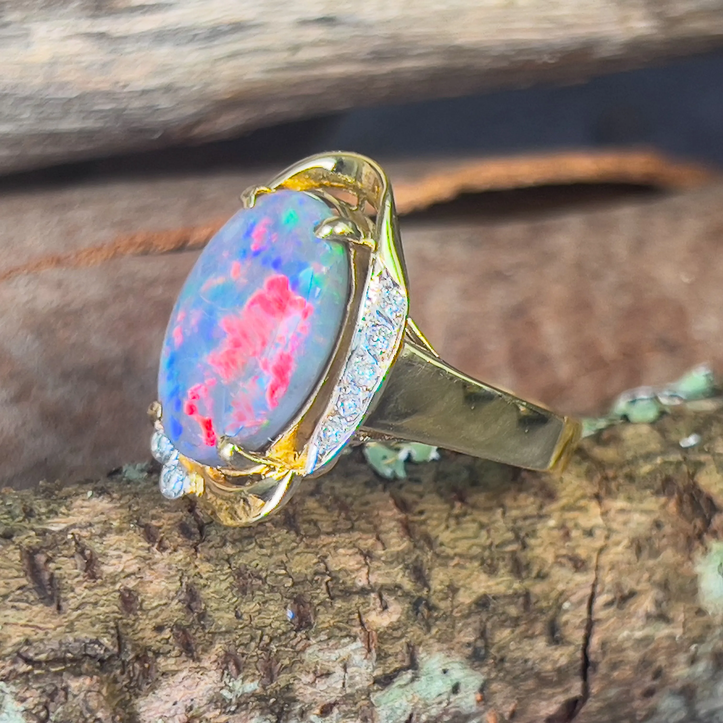 18kt Yellow Gold Black Opal Red flashes 4.86ct and diamond ring