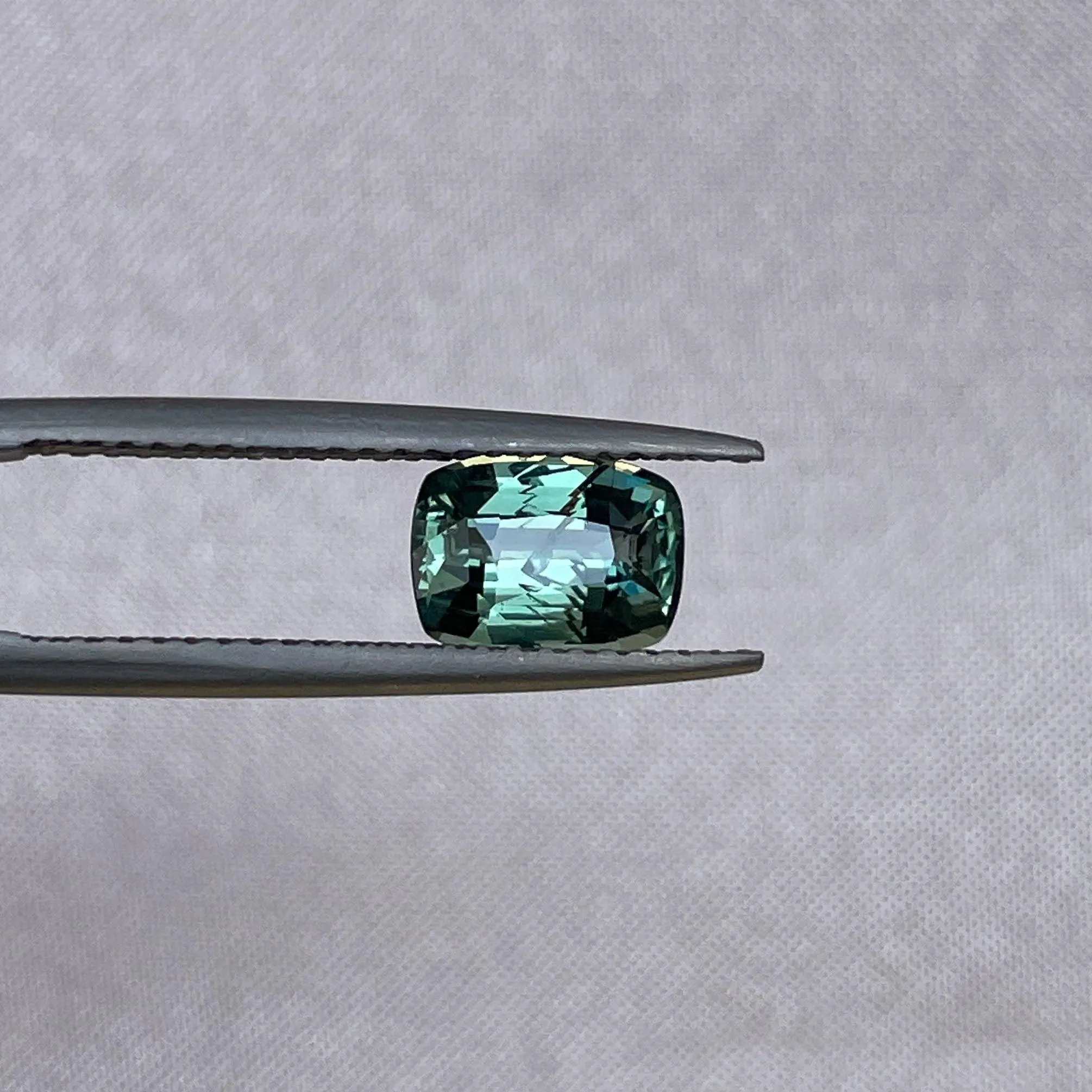 Natural Green sapphire 1.61 crt. Forest green