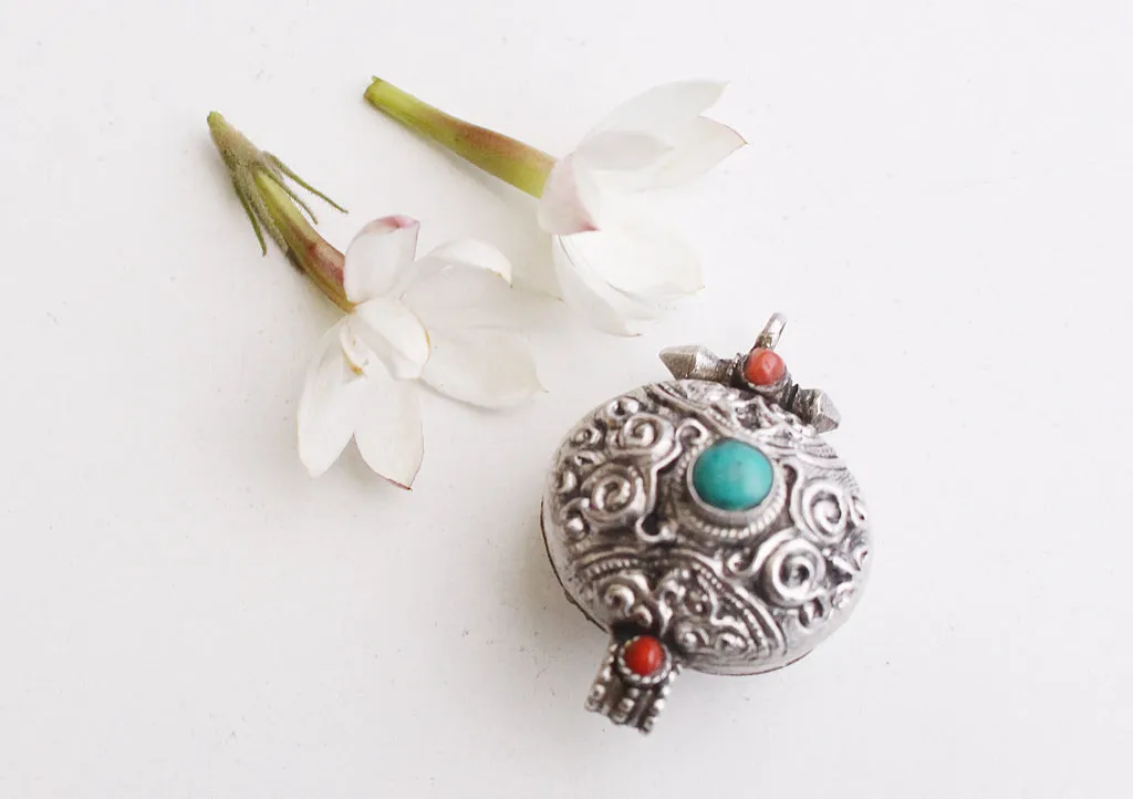 Turquoise Inlay Oval Shape Tibetan Silver Sterling Filigree Pendant