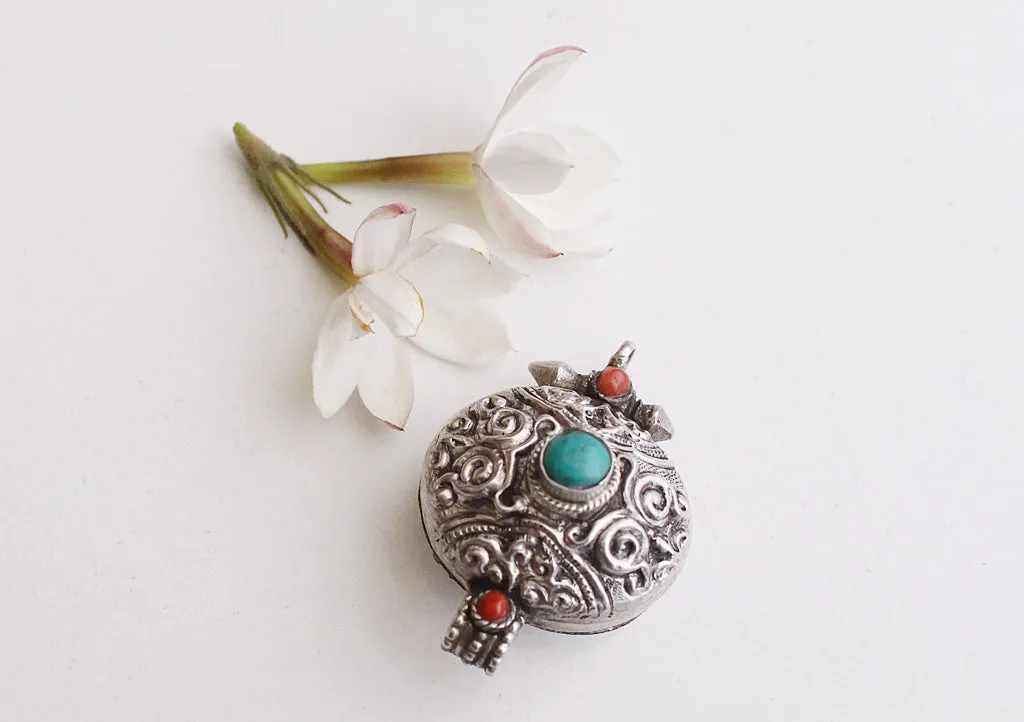 Turquoise Inlay Oval Shape Tibetan Silver Sterling Filigree Pendant